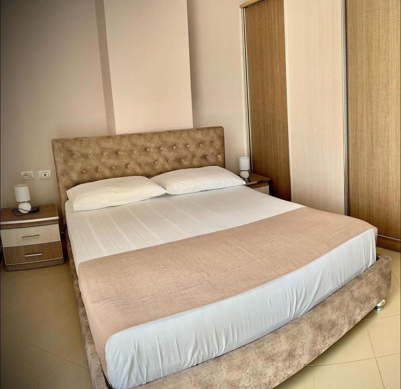 Endy Apartaments Orikum Buitenkant foto