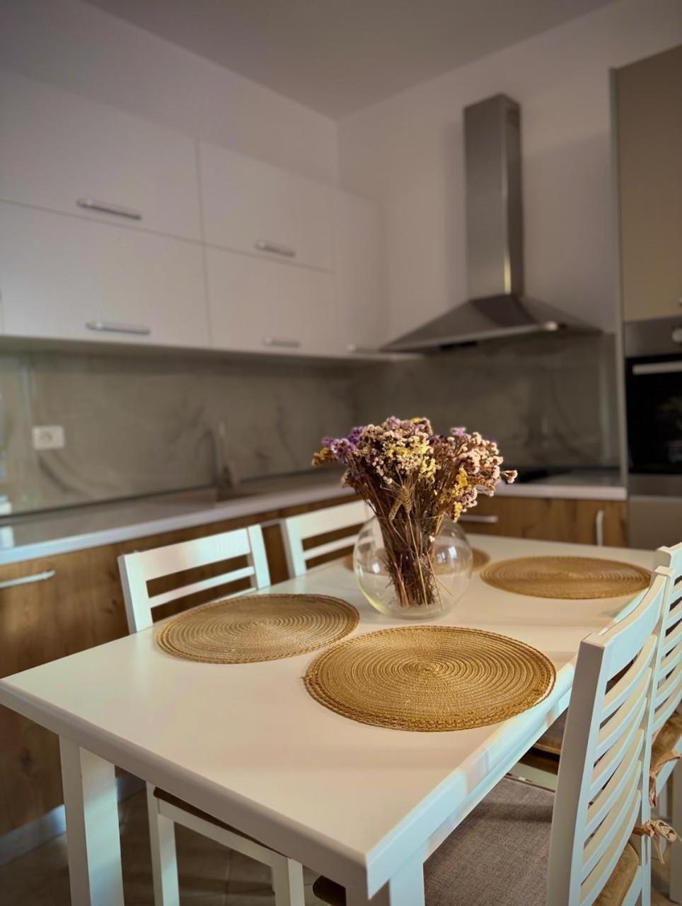 Endy Apartaments Orikum Buitenkant foto